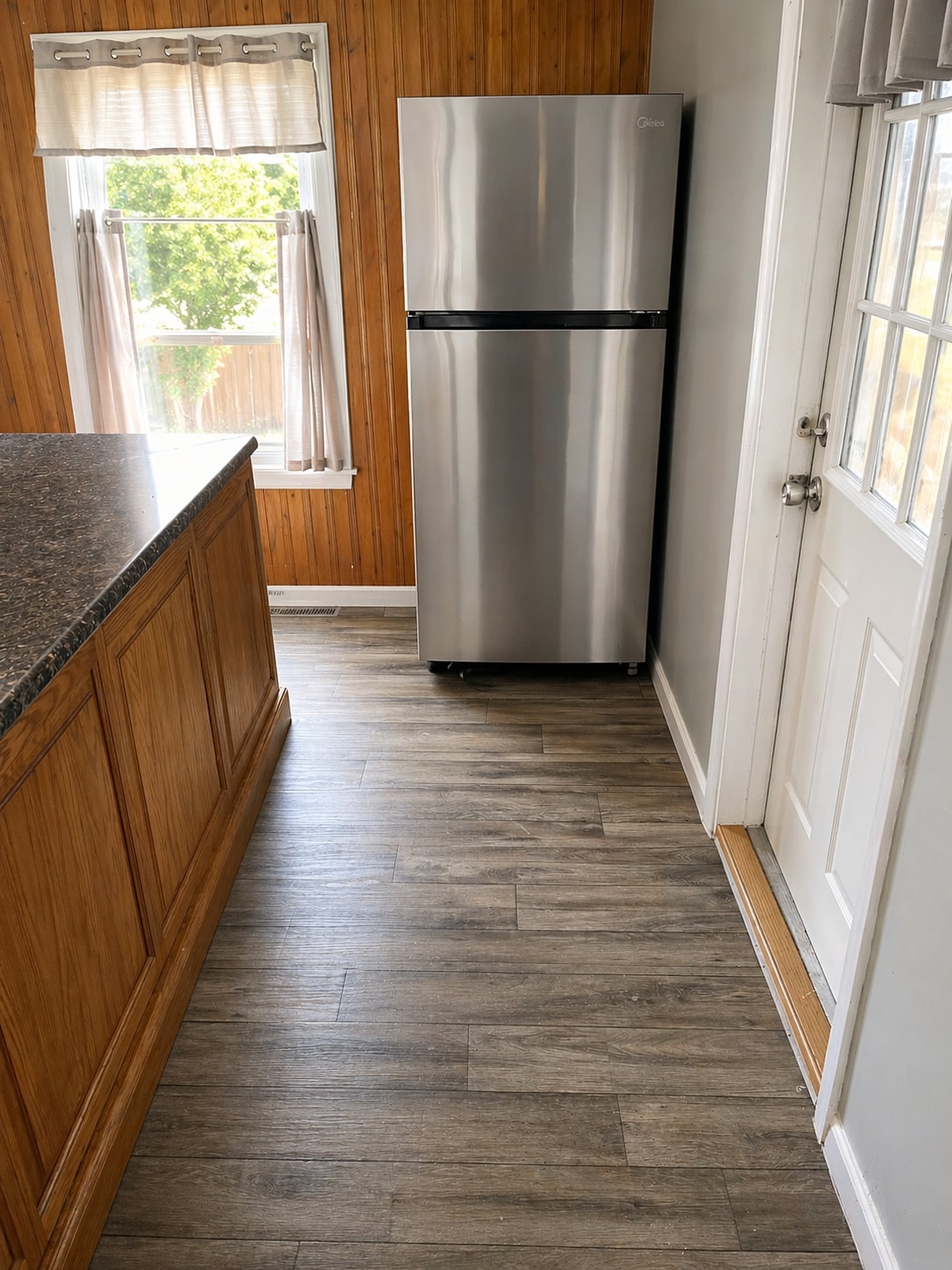 Building Photo - 633 E 11th St