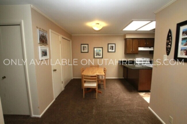 Building Photo - 258 W Garden Park