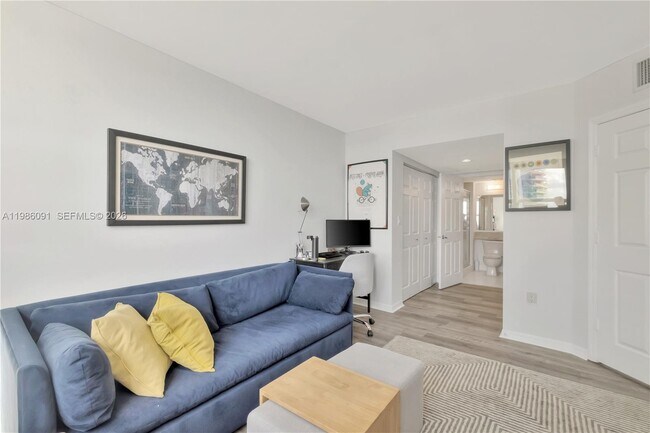 Building Photo - 1155 Brickell Bay Dr