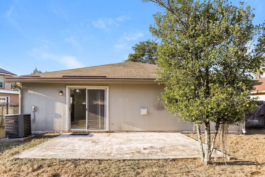 Building Photo - 7510 International Village Dr
