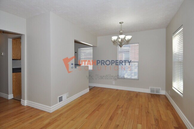 Building Photo - 1577 Glen Arbor St