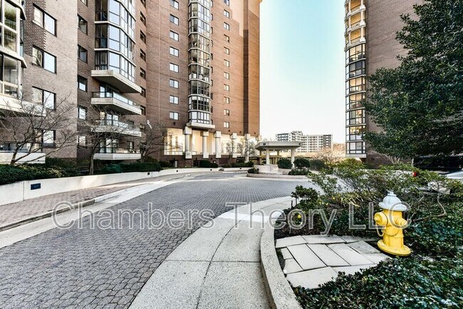 Building Photo - 1600 N Oak St