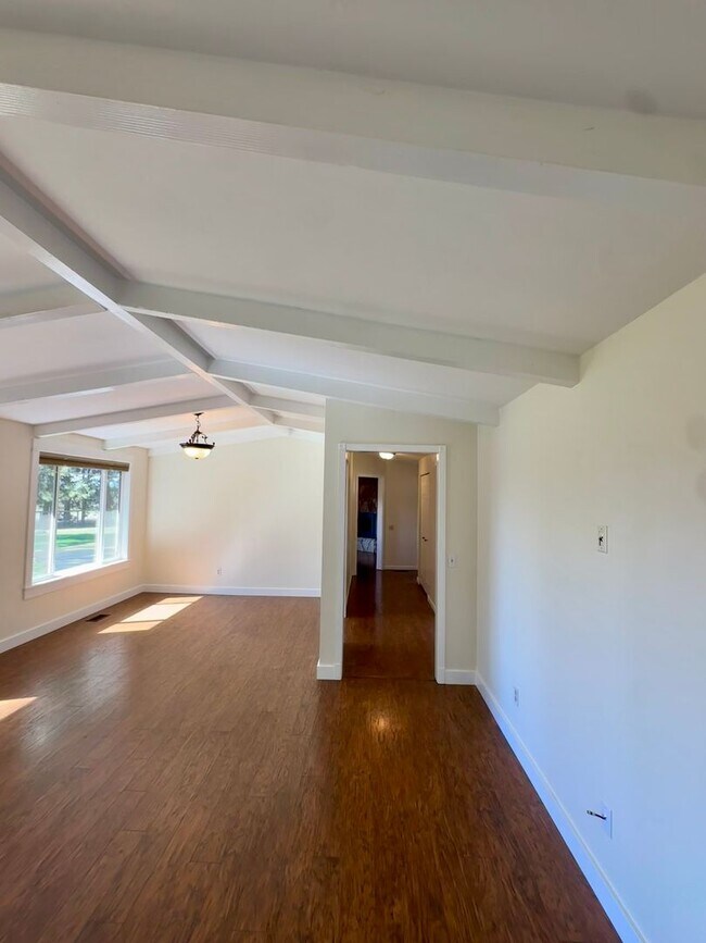 Building Photo - 3 Bed | 2 Bath | 1.17 Acres | Single-Level Home | Mountain Views