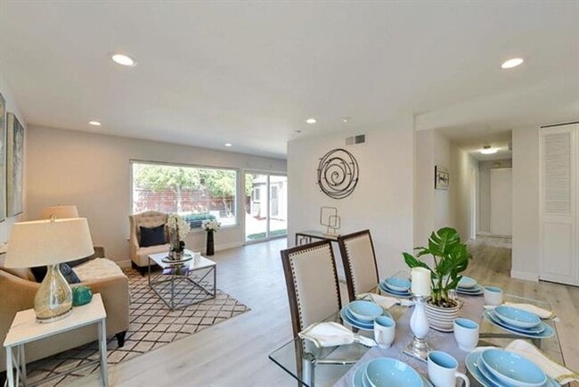 Building Photo - Cute Home in Blossom Hill with A/C, W/D, F...