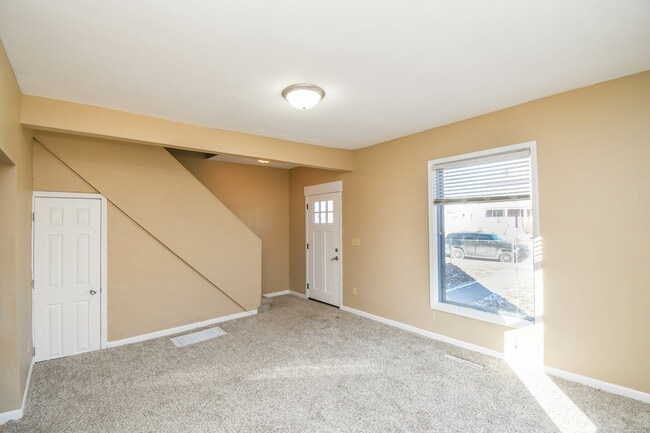 Building Photo - 817 W 12th St