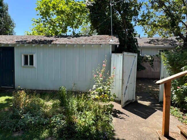 Building Photo - SINGLE FAMILY HOME WITH BONUS ROOM OFF THE DETACHED GARAGE- GARDNERS DREAM