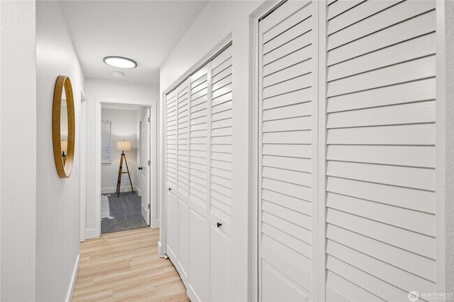 Building Photo - Spacious 2-Bedroom Ground Floor Condo with Private Yard in Kirkland
