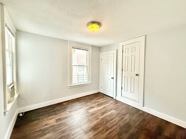 Building Photo - 52 Beers St