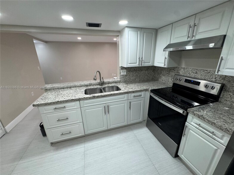 Building Photo - 9405 Fontainebleau Blvd