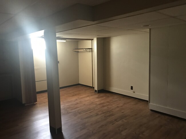 Building Photo - 2 Bedroom Townhouse in Rock Island