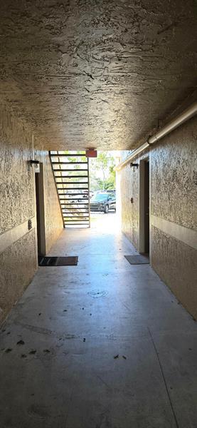 Building Photo - 301 Palm Way