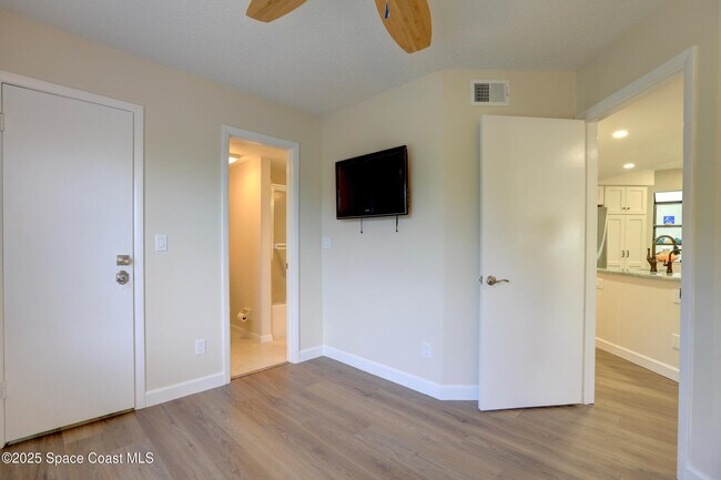 Building Photo - 9612 Riverside Dr