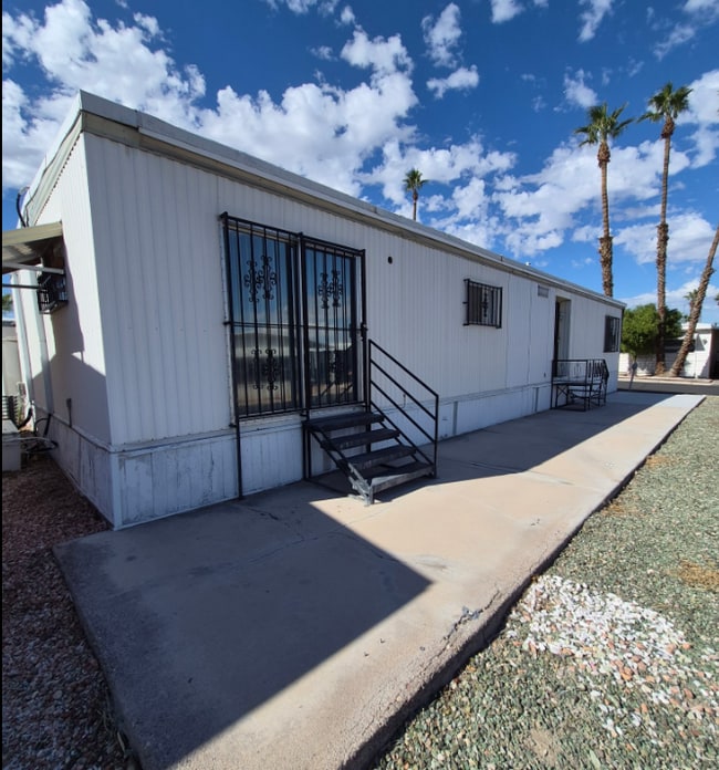 Building Photo - 3601 E Wyoming Ave