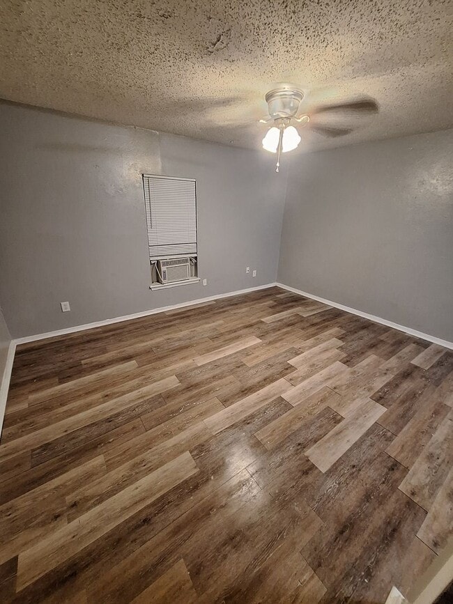 Building Photo - 3 bedroom, 1 bath