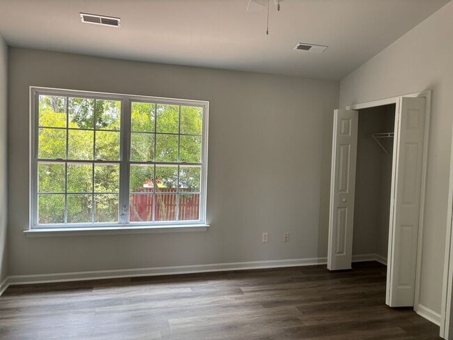 Building Photo - 122 Hornby Cir