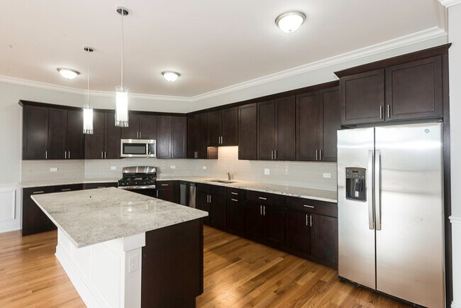 Building Photo - 520 N Western Ave