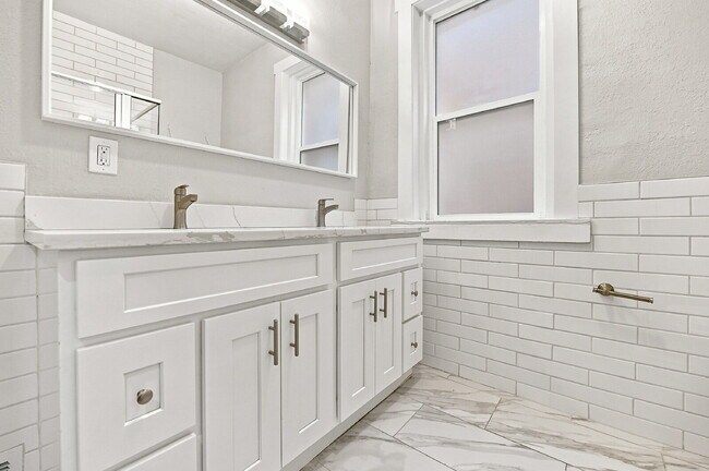 Building Photo - $1,620.95 with $300 off the first month rent, 1 Bed - 1 Bath, Condo in Denver with All Utilities ...