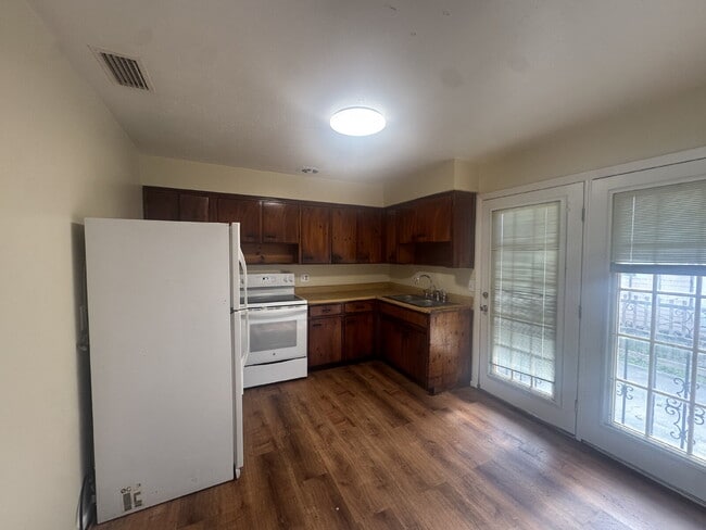 Building Photo - Cozy 3 Bedroom Home in Quiet Community | Hardwood Floors | Large Yard