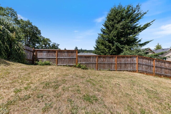 Building Photo - Spacious 3 bedroom Duplex