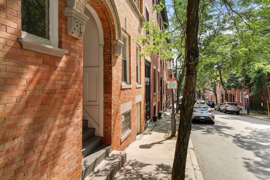 Front ent windows above sidewalk level - 67 Baldwin St