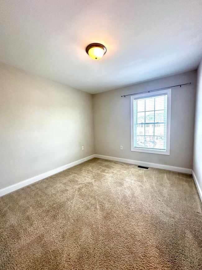 Building Photo - End Unit Townhouse for Rent in Crescent Ridge