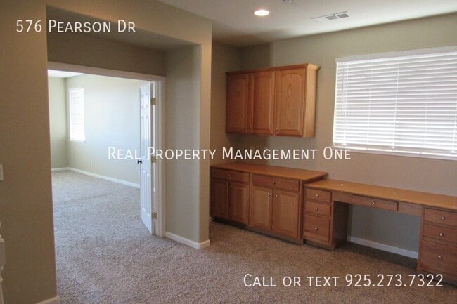 Building Photo - 576 Pearson Dr