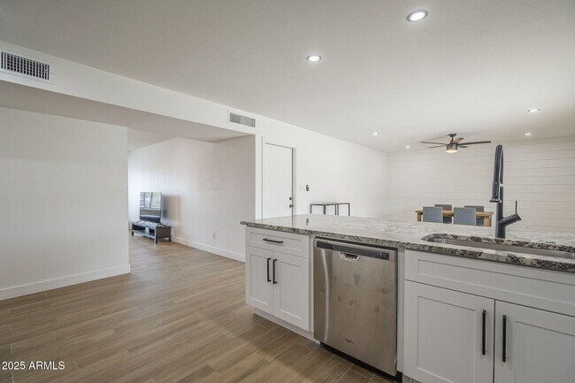Building Photo - 2030 E Duke Dr