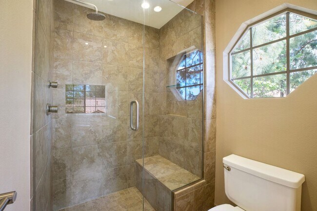 Building Photo - 3055 E Hillcrest Dr