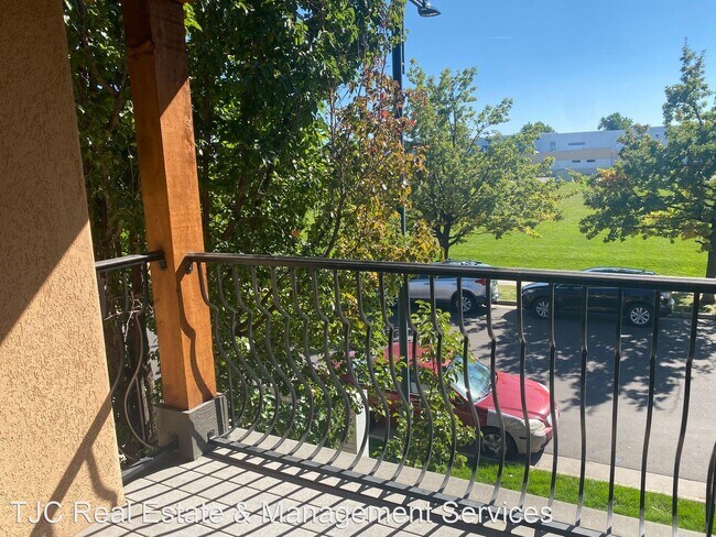 Building Photo - 2202 Valentia St