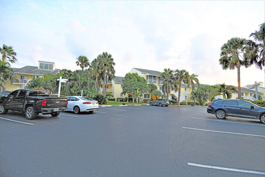 Building Photo - 5579 NE Gulfstream Way