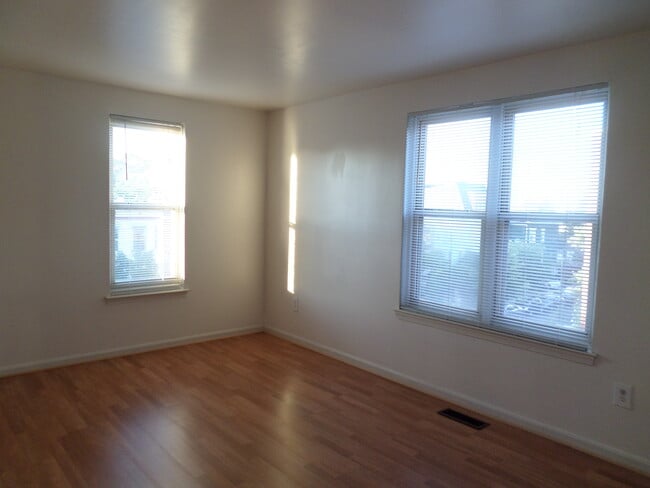 Building Photo - 1433 A St NE