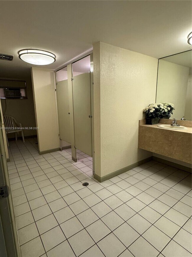 Building Photo - 2940 N Course Dr