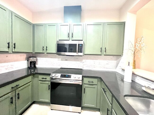 Building Photo - FULLY FURNISHED!!!  3 bedroom, 2 1/2 bath ...