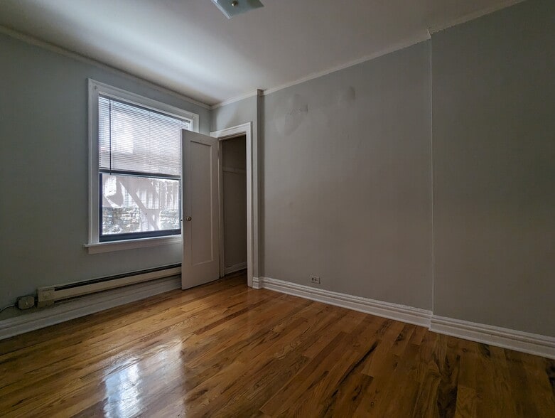 Building Photo - 429 W Roscoe St