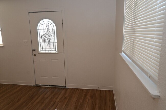 Building Photo - 2301 Stewart Ave #C C