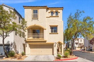 Building Photo - Spacious 3 bth Upstairs Plus Loft Bedroom, New Floors, New paint, No Carpet