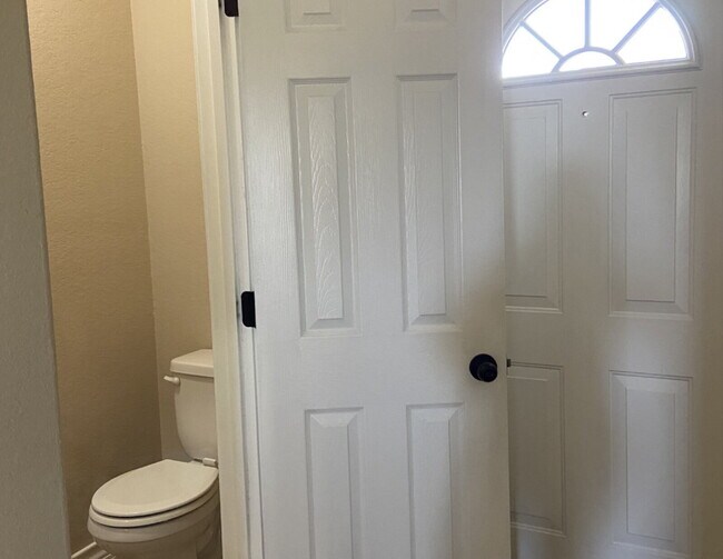 Building Photo - "Spacious 3-Bed Condo with Granite Countertops & 2.5 Baths in Prime San Antonio Location!"