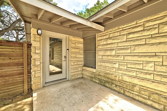 Building Photo - 1110 W Oltorf St