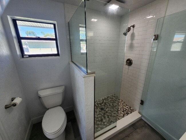 Building Photo - Beachside 3/2/1 Spacious Home