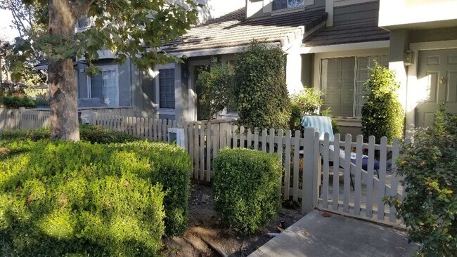 Building Photo - Townhouse 2 bedrooms, 2 1/2 baths, 2 car g...