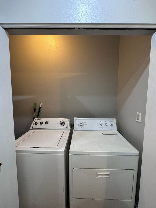 Building Photo - Available 8/1- Single Family home 2Bed 1ba...