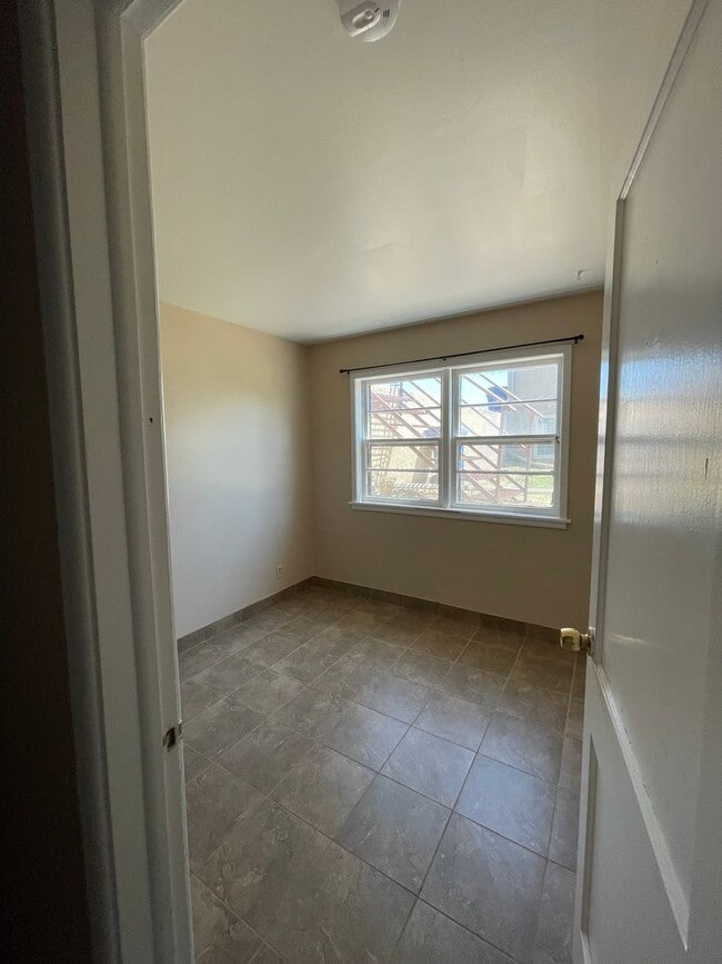 Building Photo - r409LBP