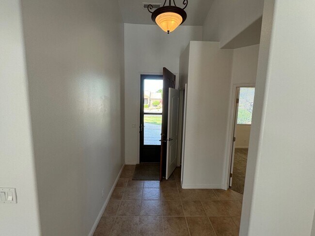 Building Photo - 3-Bed, 2-Bath Standalone Home with 2 Car G...