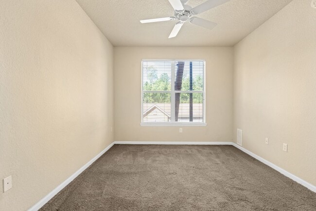 Building Photo - Gated Community!