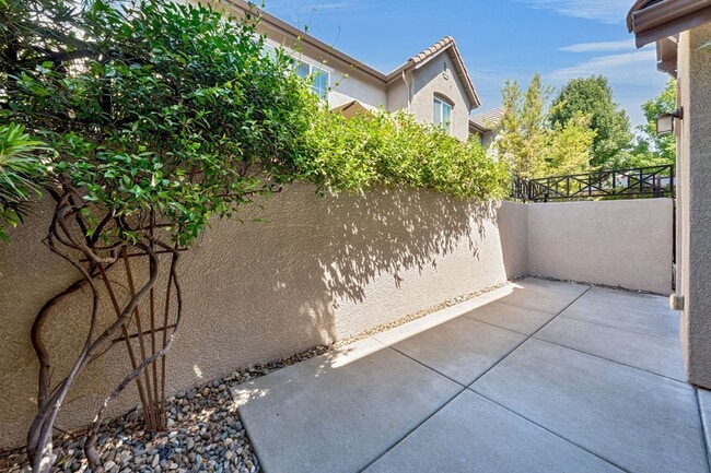 Building Photo - Exceptional 3BR Condo in Folsom! Stylish U...