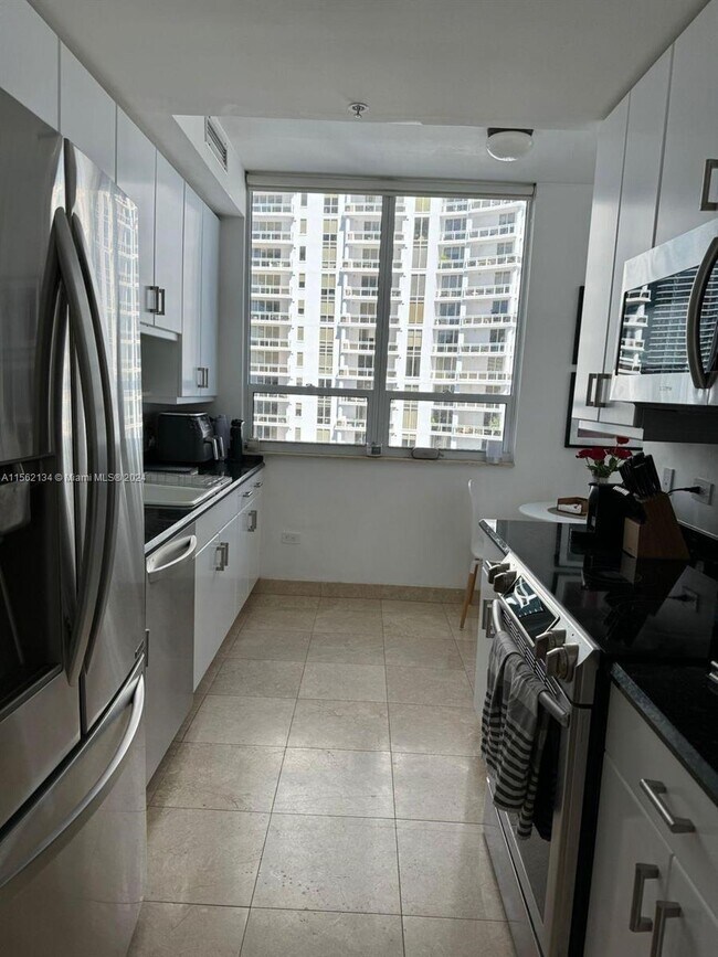 Building Photo - 801 Brickell Key Blvd