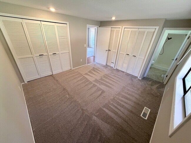 Building Photo - Well Maintained Three Bedroom Home in South Salem