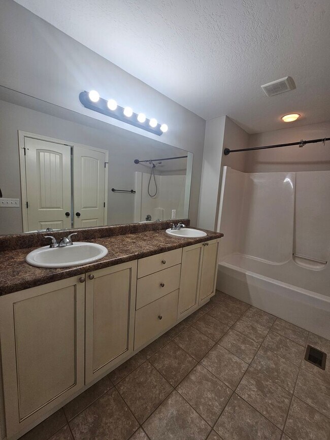 Building Photo - Modern 3Bed/2.5-Ba Townhome in PCB – Resor...