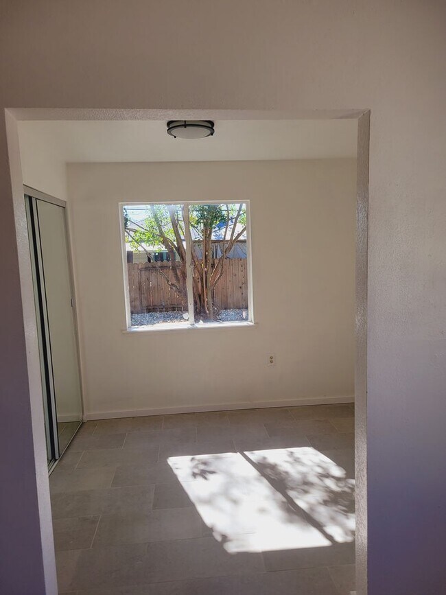 Building Photo - AVAILABLE NOW! 3 BEDROOM/2 BATH IN FAIRFIELD