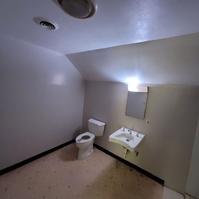 Building Photo - South Broadway 4 Bed 2 Bath Bungalow